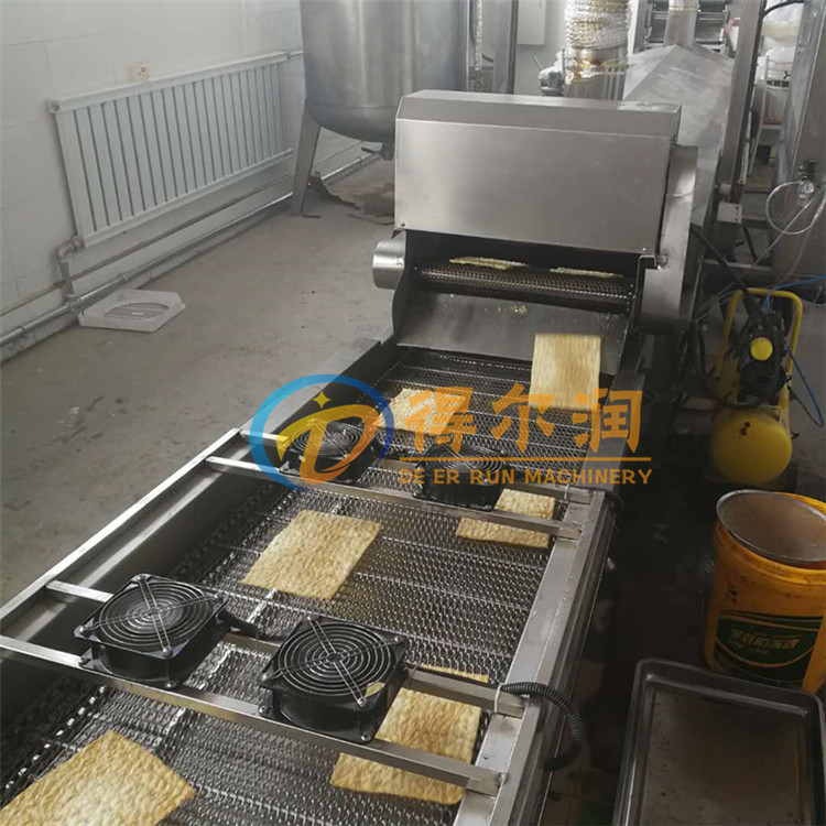 煎饼果子脆皮薄脆制作方法 油炸机器介绍 山东得尔润厂家视频图片