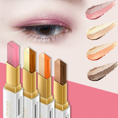 The three dimensional Double Color Eyeshadow is easy to color.