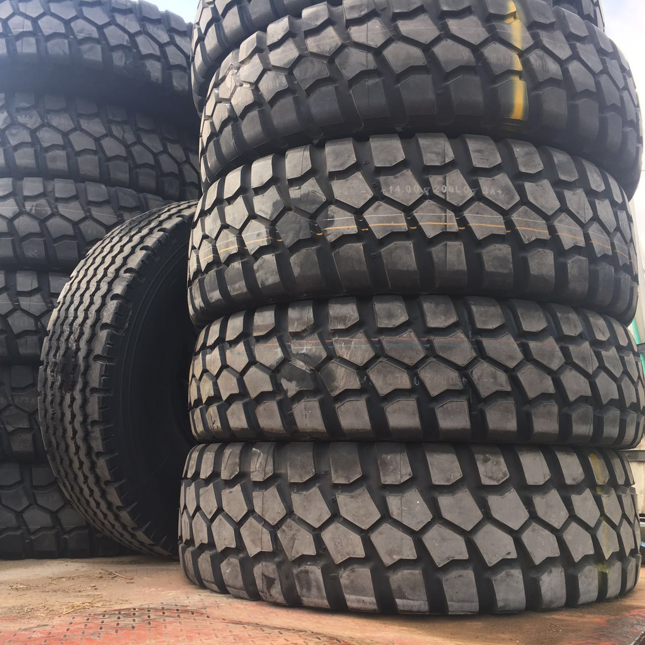 供应 14.00R20 前进 载重钢丝胎 工程吊车轮胎耐磨