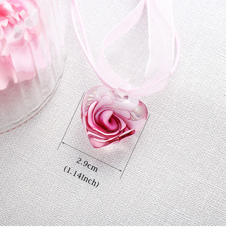 Collana con ciondolo a cuore in vetro e nastro alla moda_voghion.com