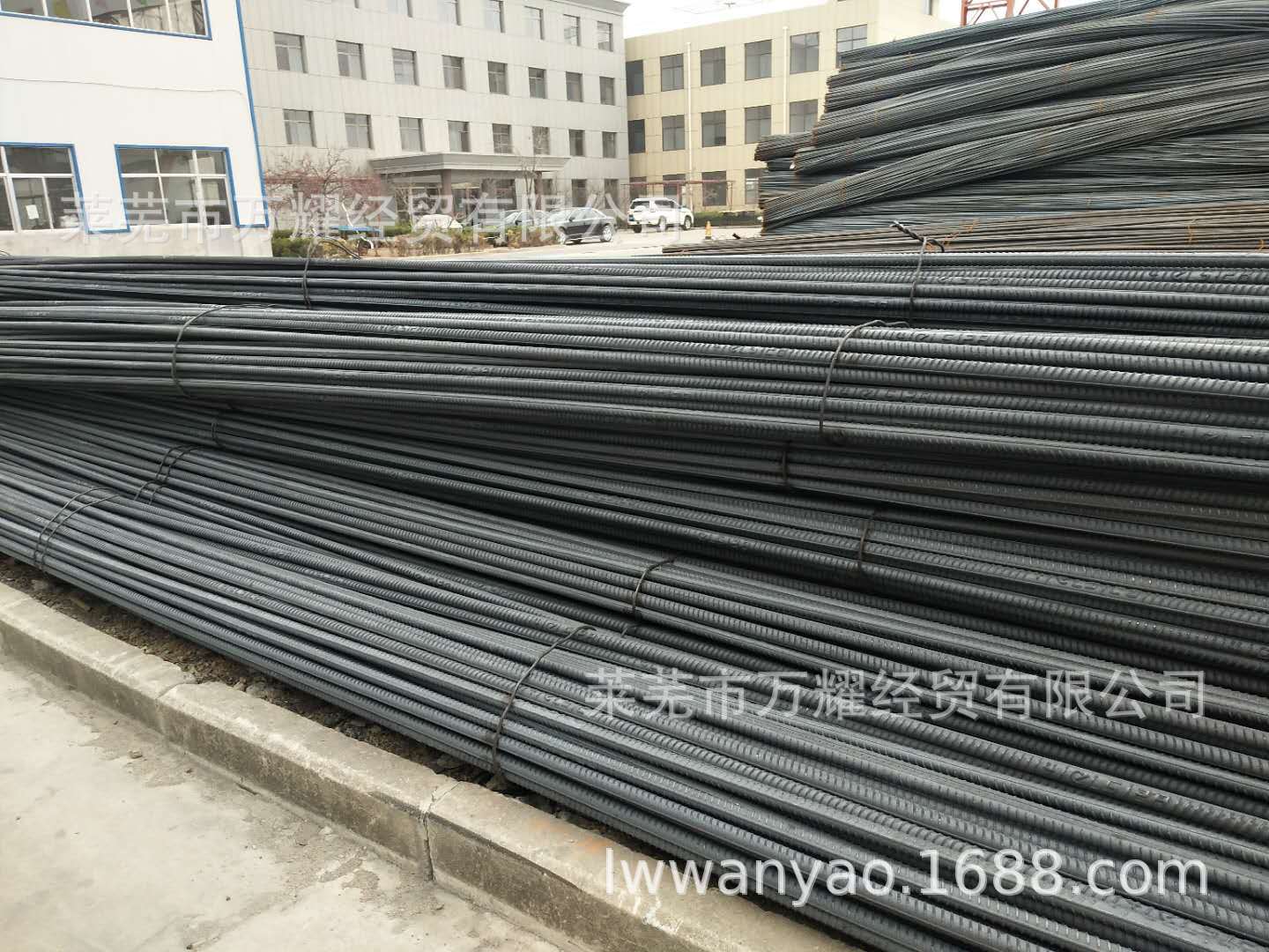 常年供应：莱钢三级抗震螺纹钢Φ25