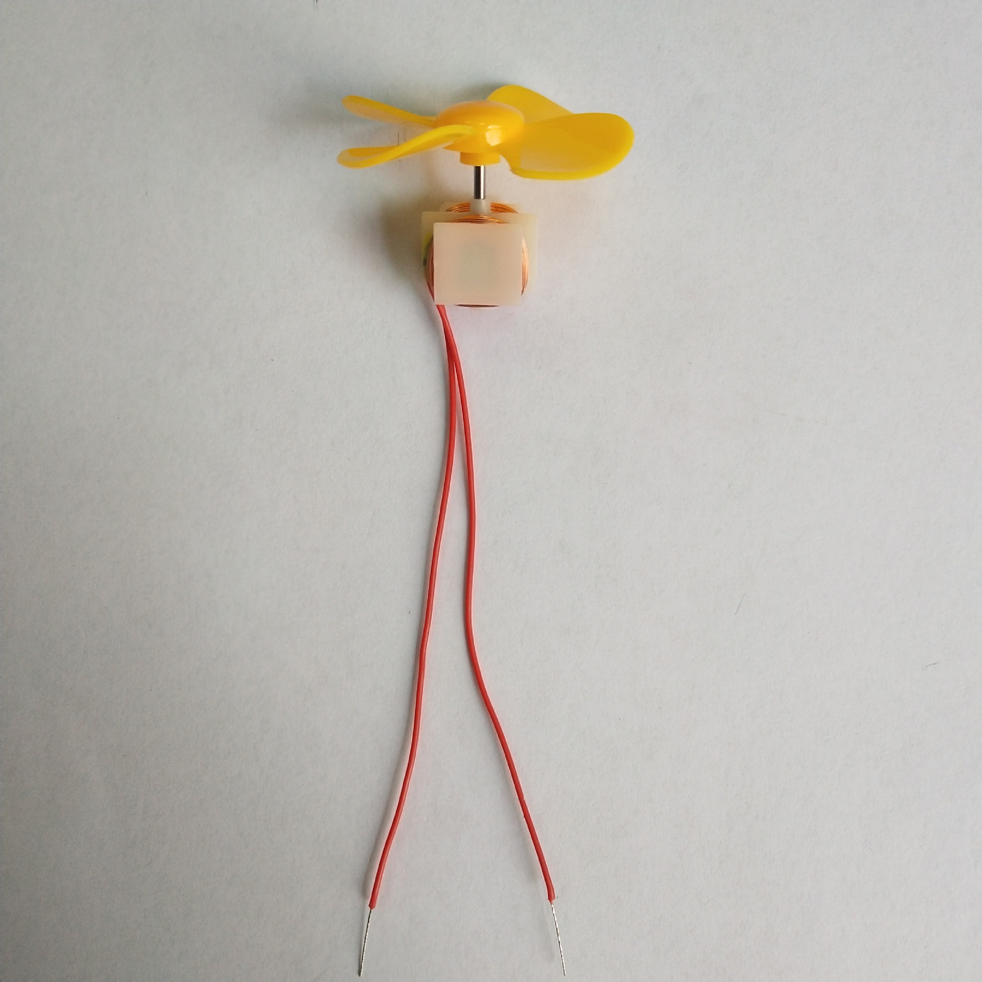 头盔风力发电机 玩具风力发电机 LED风车发电机 小型风力发电组
