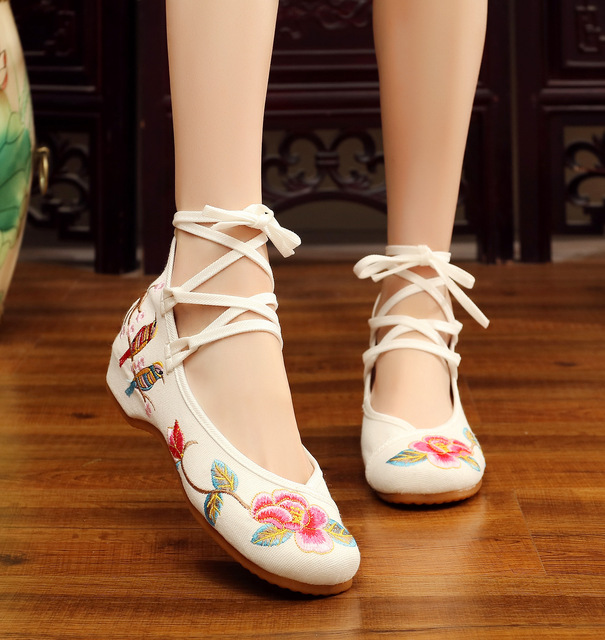 2018 mới ngôn ngữ chim hoa ren giày gió quốc gia nhảy vuông tăng giày Bắc Kinh cũ giày đơn nữ Giày cao