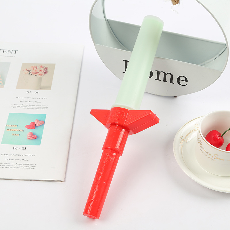 Fábrica directa de emisión de luz de juguete espada creativa de cuatro secciones palo de color palo telescópico LED Flash Stick puesto de suministro