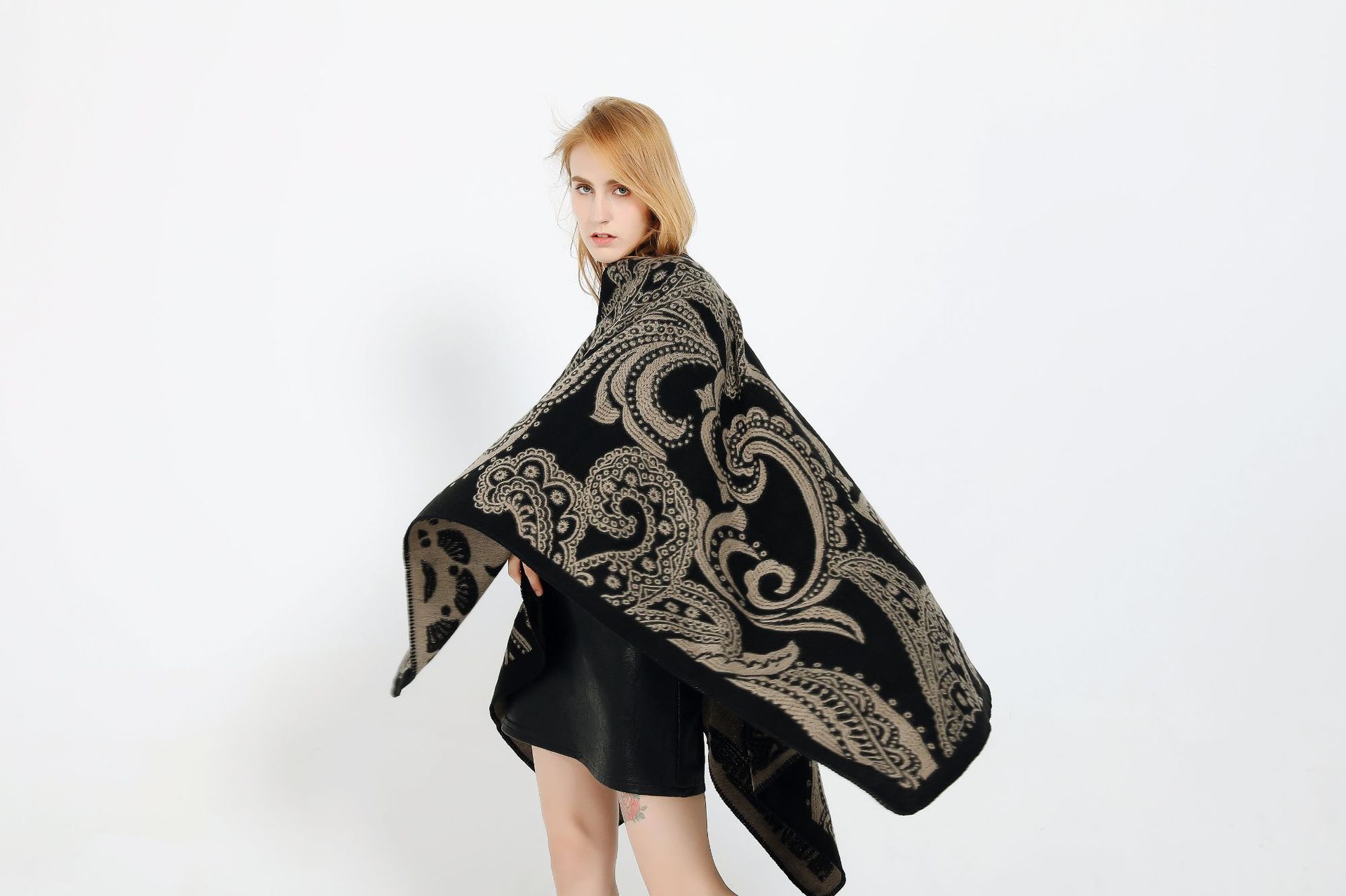 Modischer Schal aus Plüsch mit Blumen in Volltonfarbe und 3D-Floating-Gefühl_voghion.com