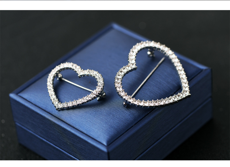 Simple Style Round Heart Shape Alloy Plating Inlay Rhinestones Women's Brooches display picture 3