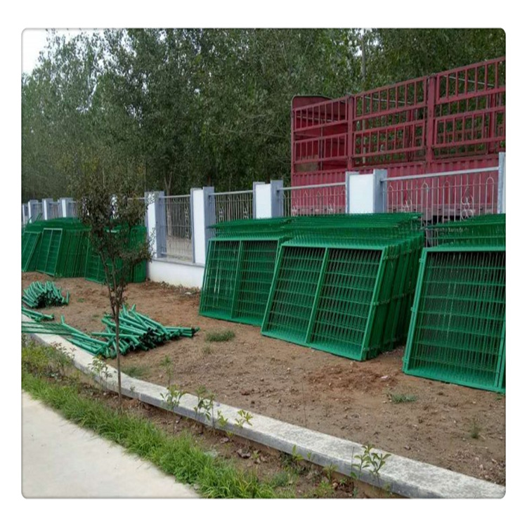 厂家生产高速公路护栏  防撞栏 隔离网 浸塑双边丝护栏网