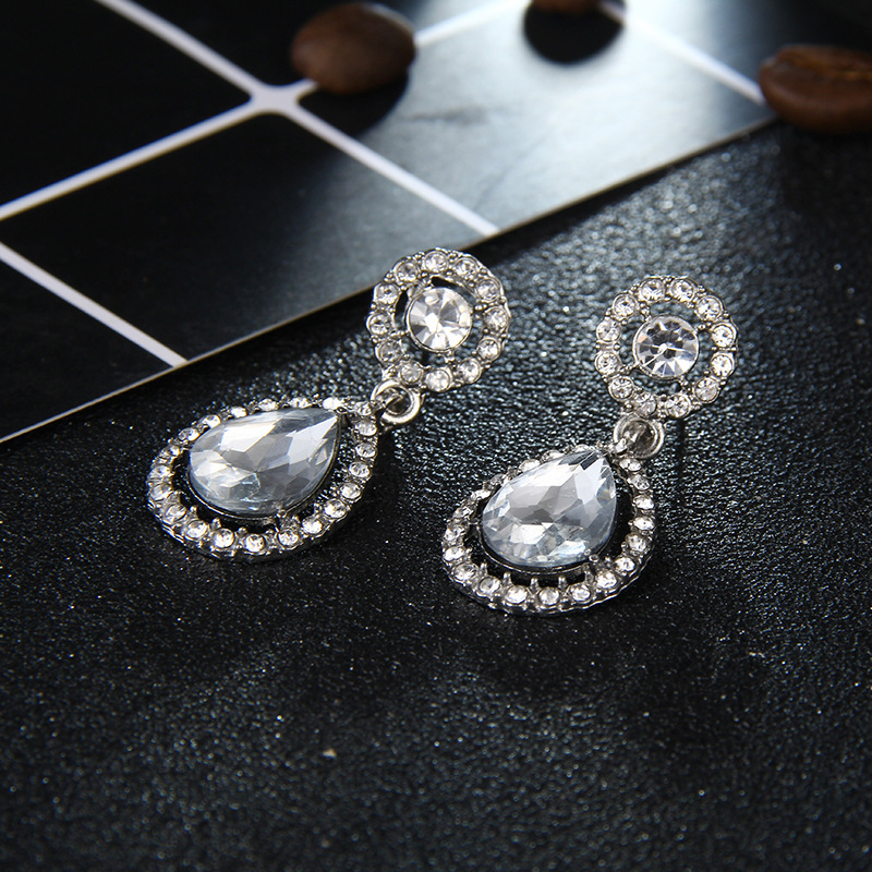 Simple Personality Diamond-studded Water Drop Long Earrings display picture 9