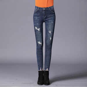 Slim pencil pants with white holes and nine-minute jeans