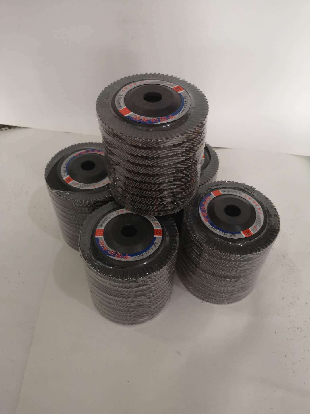 厂家直销抛光研磨72叶平面砂布轮煅烧75塑盖百叶轮打磨机磨盘磨片