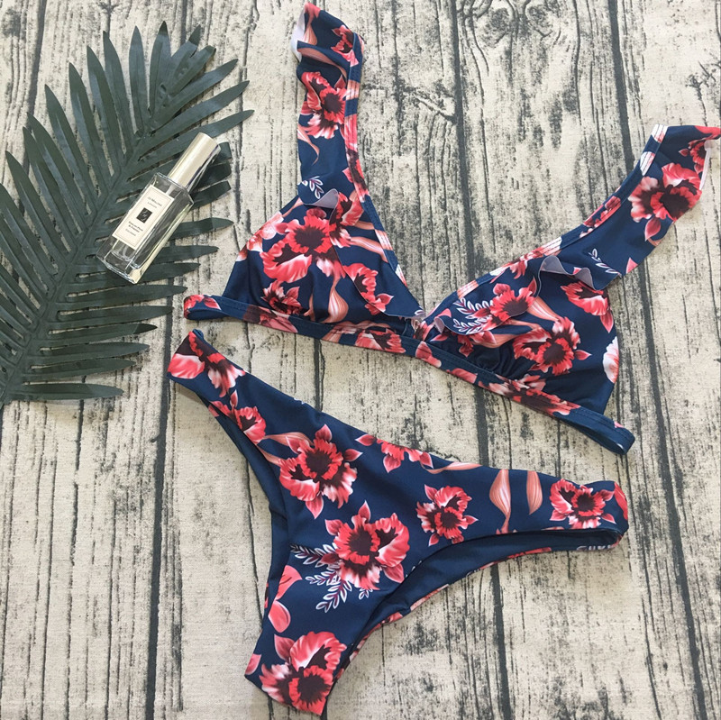 conjunto de dos piezas de bikini sin espalda con tirantes y volantes estampados NSCSM132756