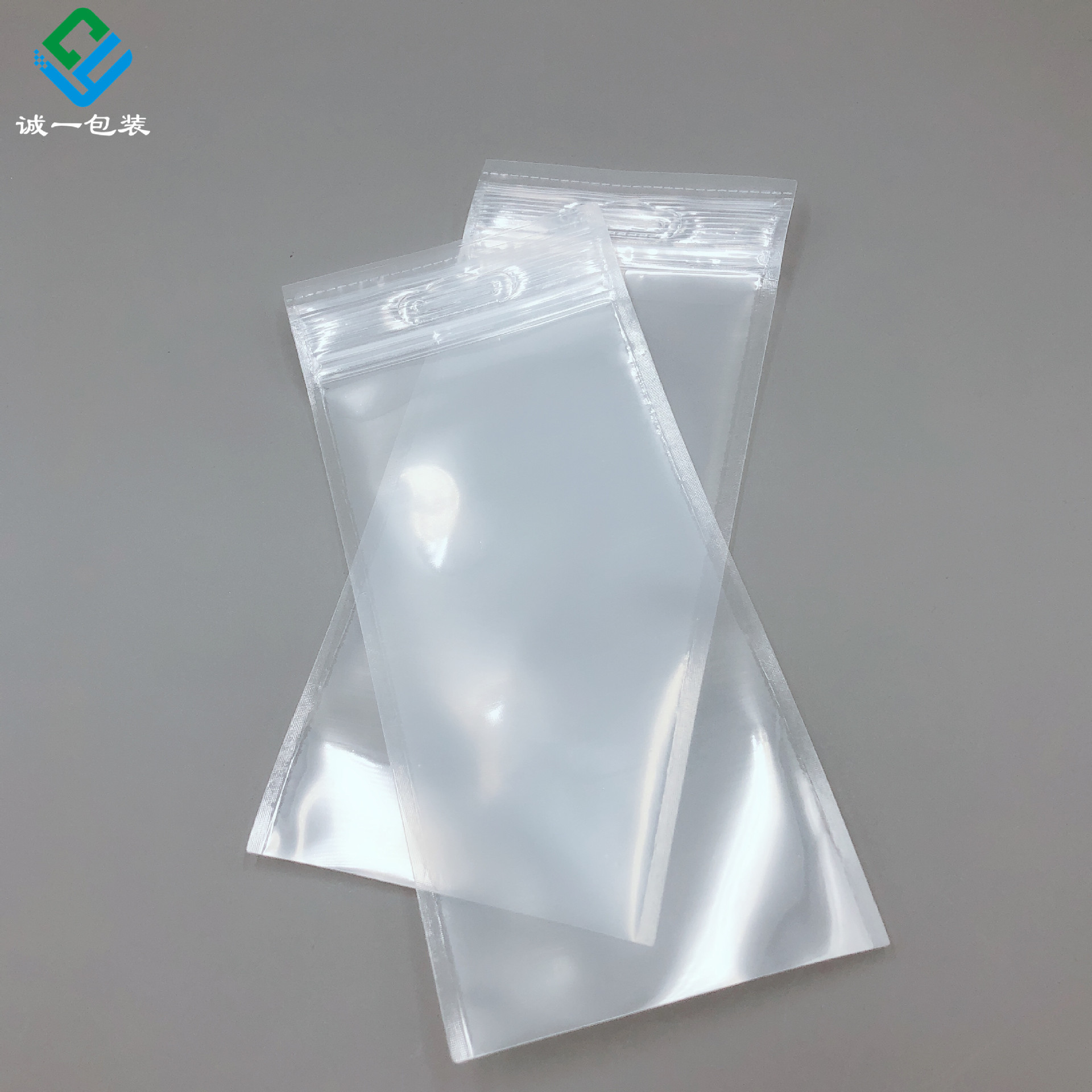 广东厂家定 制加宽拉链自封包装袋 可打孔反复使用塑料透明包装袋