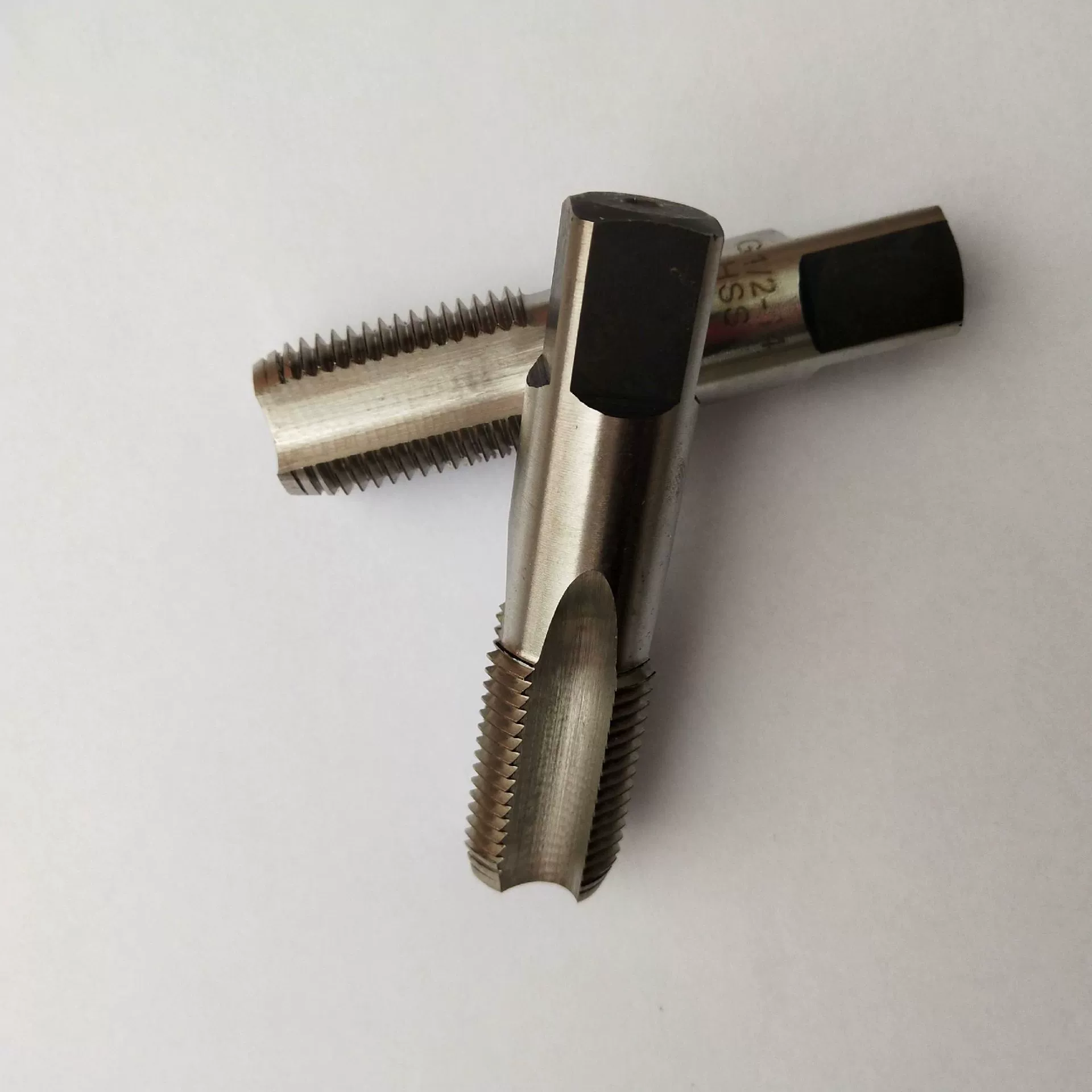 Кран для водопроводной трубы с цилиндрическим конусом и прямой канавкой из быстрорежущей стали для машины для нарезания труб