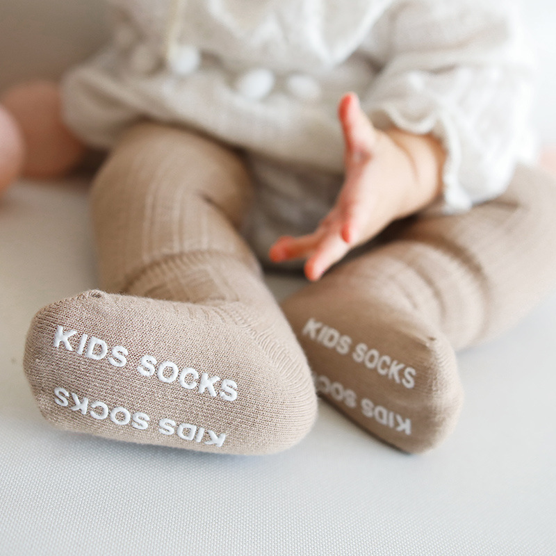 Nuevos calcetines para bebés de otoño e invierno que dispensan antideslizantes sin hueso boca suelta bebé recién nacido 0-1 años de edad bola calcetines de algodón para niños