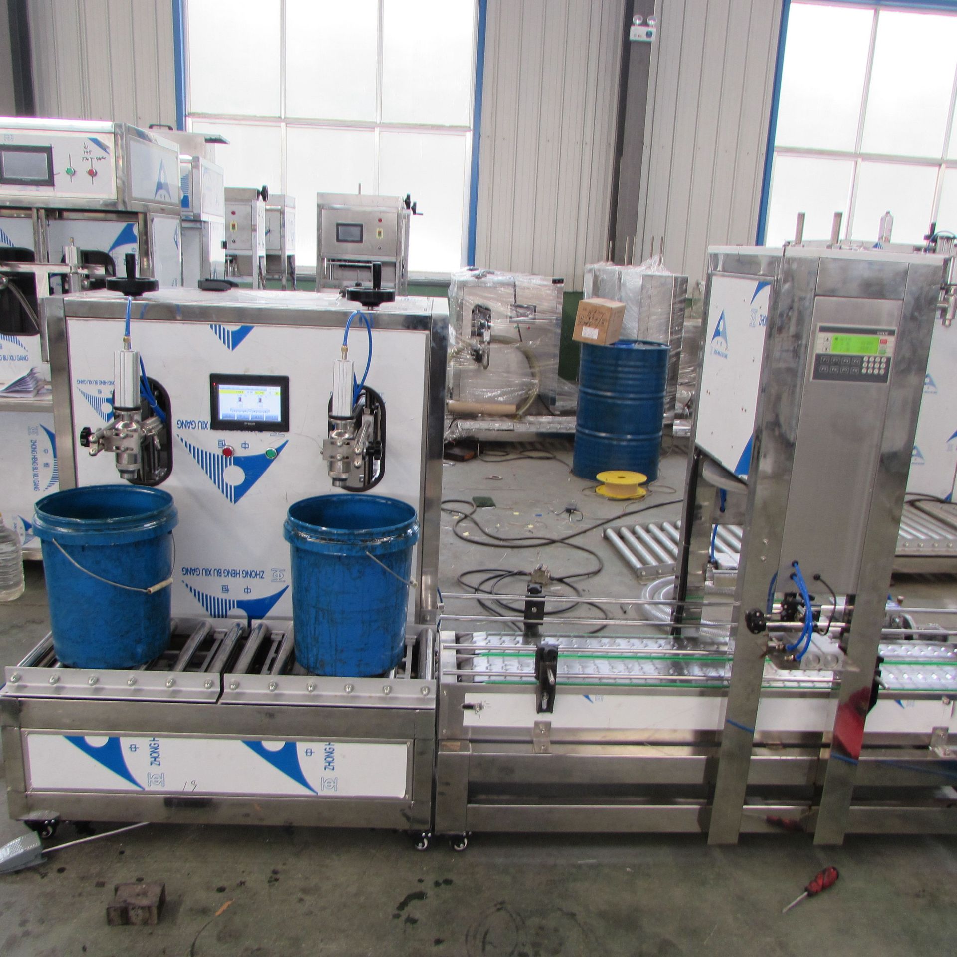 供应16-18升中桶润滑油齿轮油液压油称重式定量灌装机压盖一体机