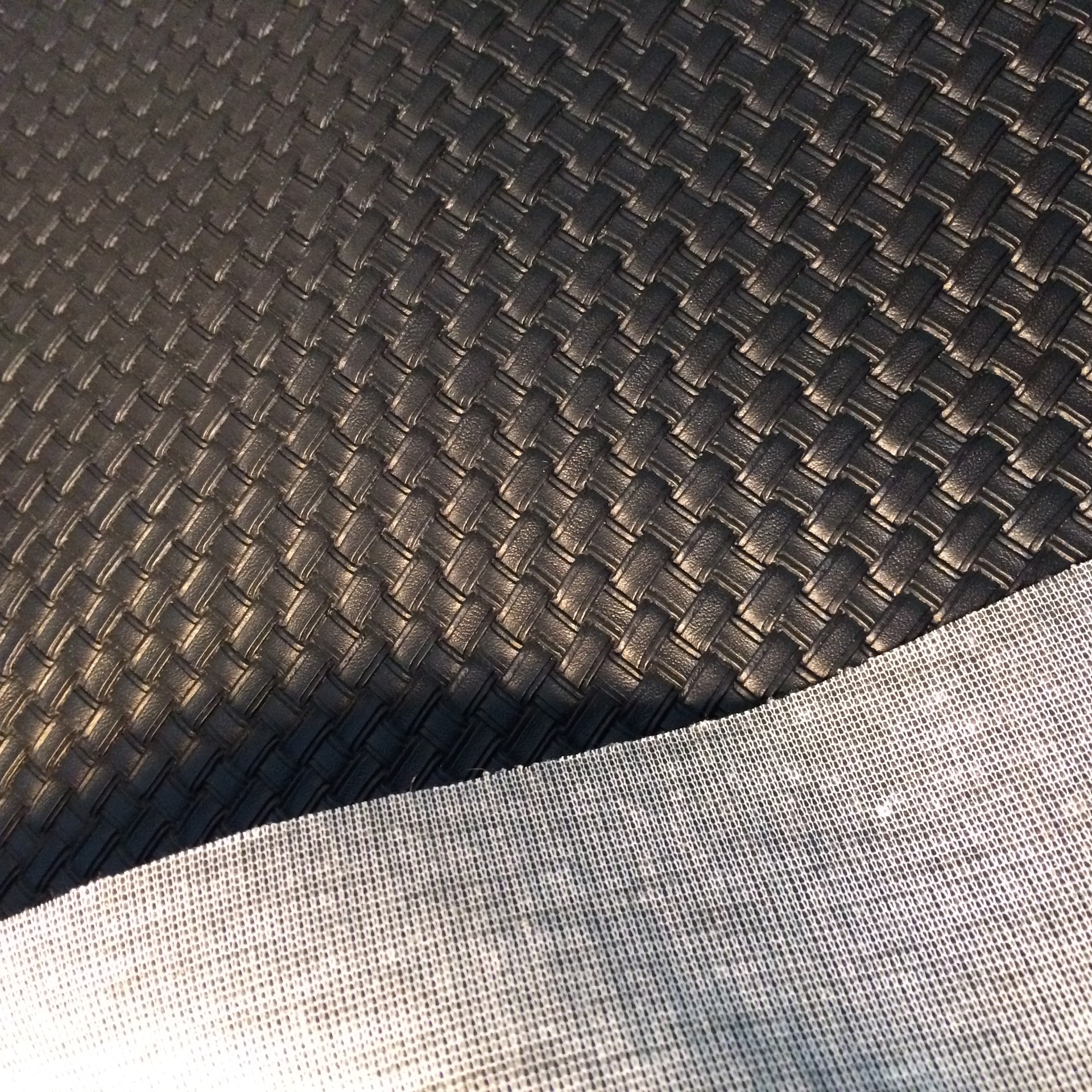 现货供应箱包包装沙发用0.9厚PVC针织底长形柔软小编织纹义乌皮革