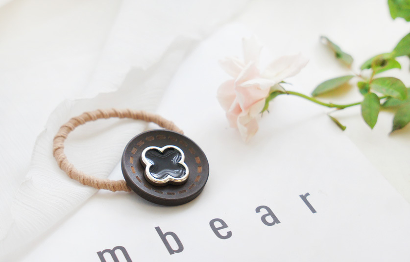 Natural Log Buttons Small Hair Ring Hair Rope Four-leaf Clover Korean Head Rope Rubber Band Hair Ring display picture 5