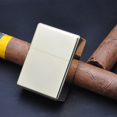 Zorro brass kerosene grinding wheel lighter, personalized creative 912s white base war machine lighter