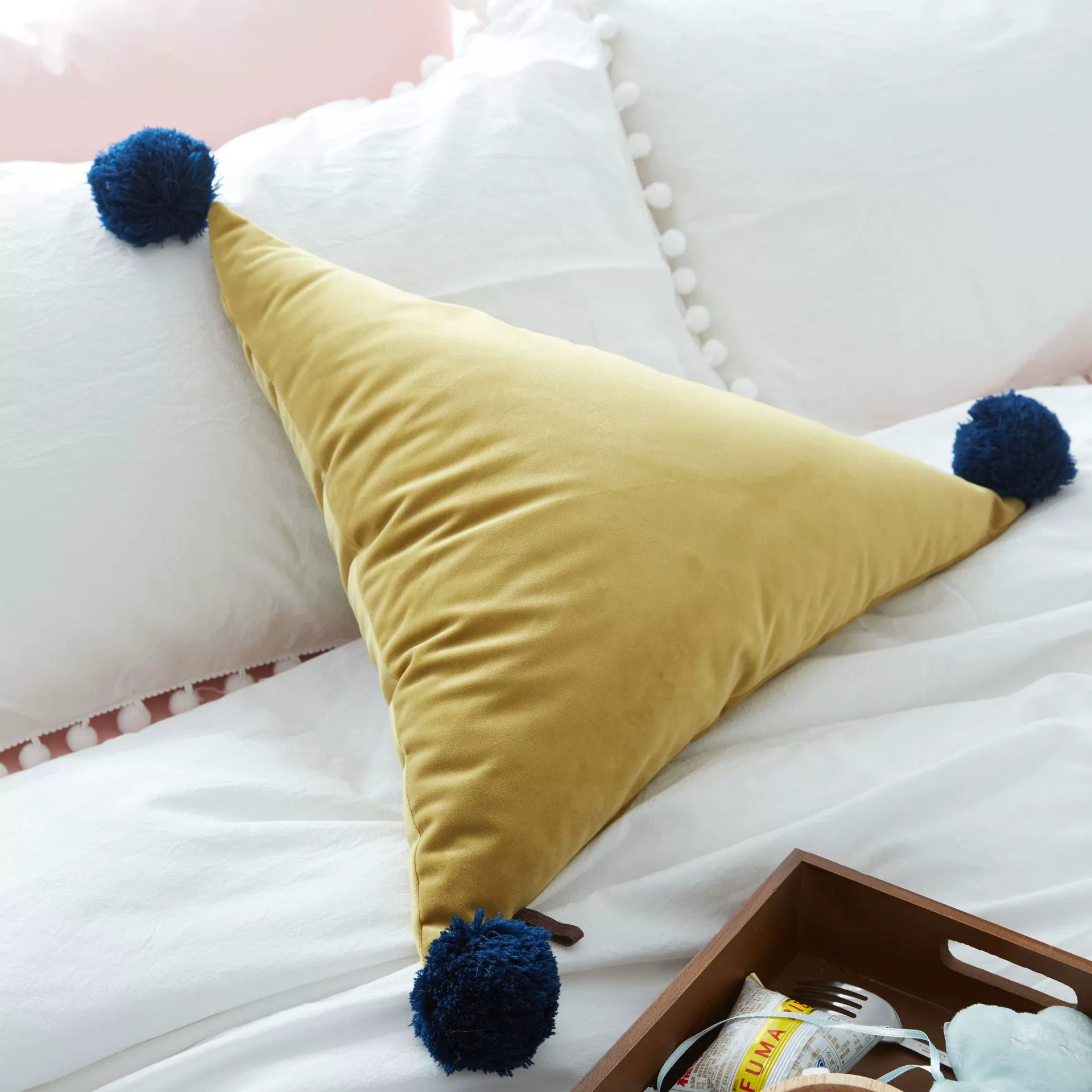 Ins explosion pillow pillow creative wool ball triangular pillow -containing sofa office solid color cushion