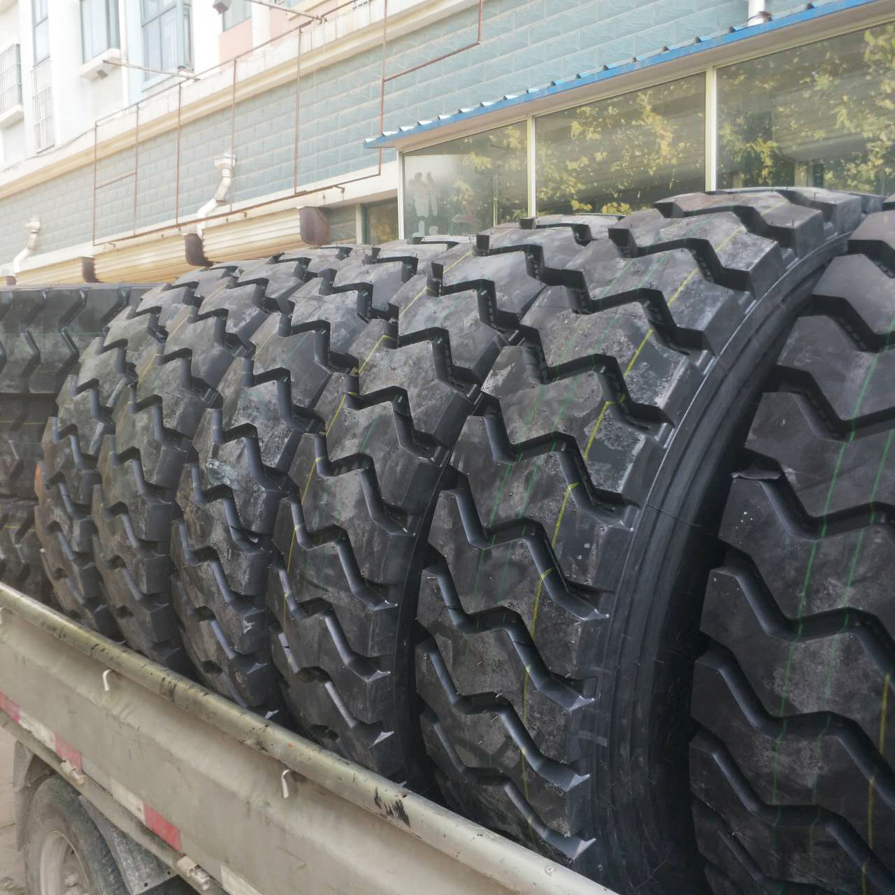 长期供应12.00R20 矿山用工程轮胎  耐磨防滑