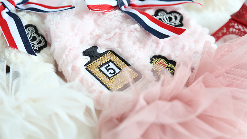 三色带徽章纱纱裙