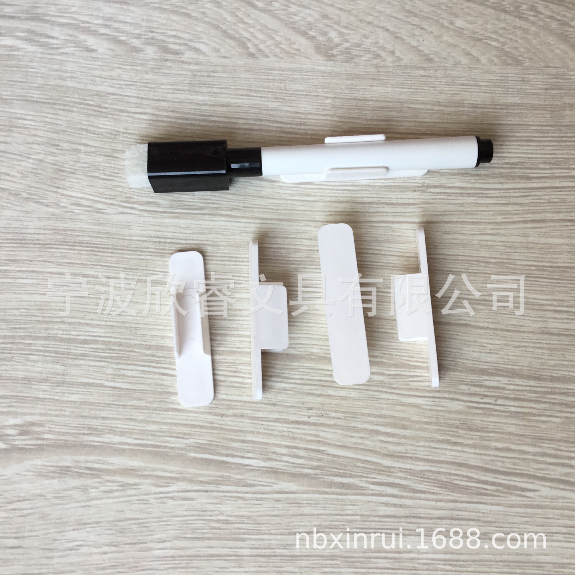 热卖厂家直供小白板笔配套笔夹可粘双面胶夹子小笔夹一套的价格-阿里巴巴
