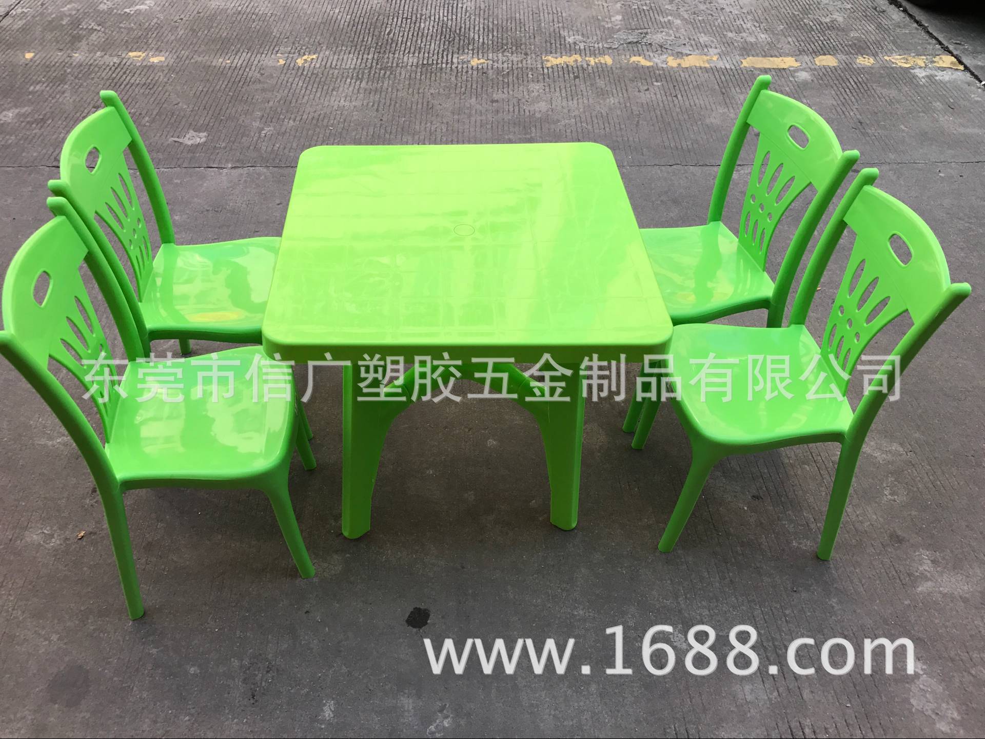 厂家供应塑料餐桌蓝色 红色 绿色方桌PP塑料加厚可插雨伞餐饮桌