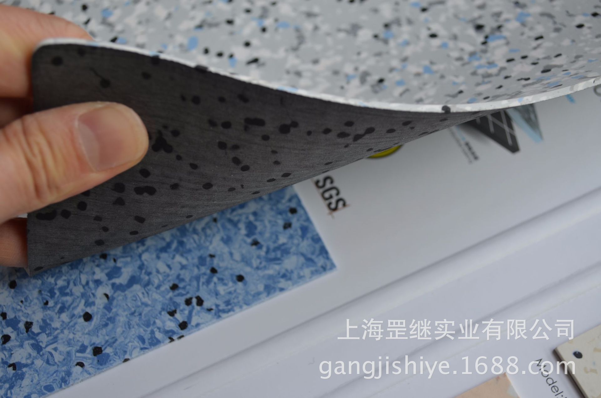 防静电地板 华静 静音阻燃防滑 同质透心pvc防静电卷材塑胶地板-阿里巴巴