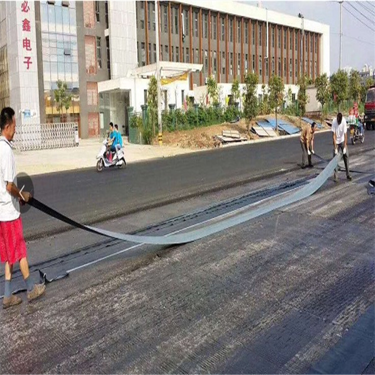 混凝土开裂路面用自粘式防裂贴老路修建改造裂缝贴厚度厂家现货