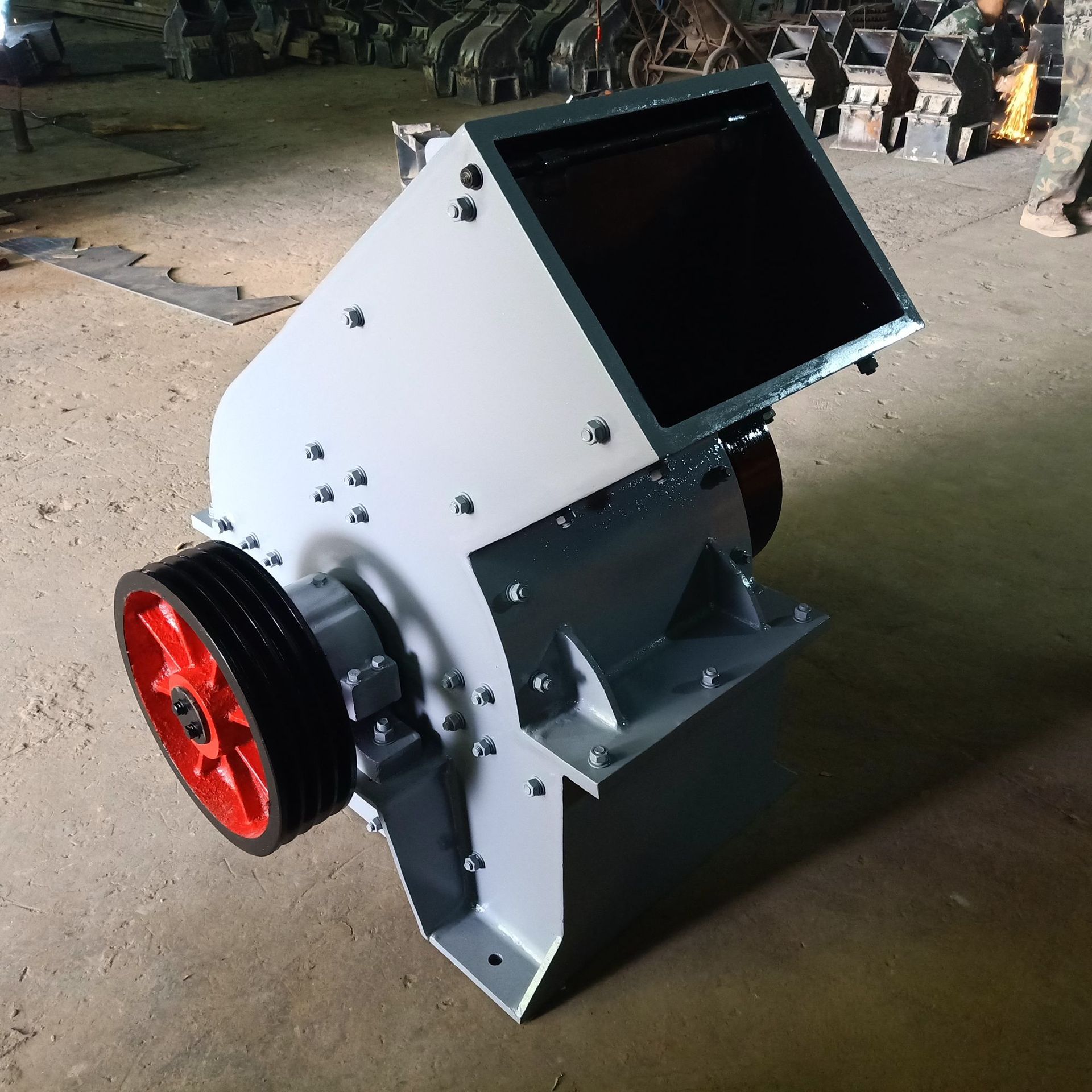 石灰石破碎机设备 建筑石料垃圾锤式破碎机 移动式锤式破碎机