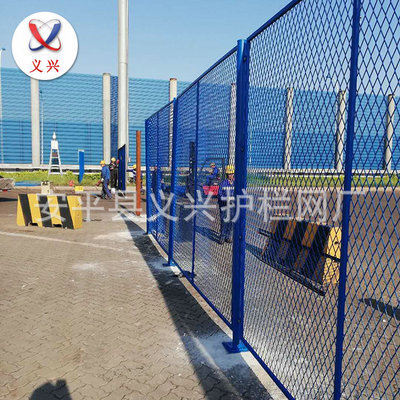 供应浸塑防锈球场围栏网 球场护栏网价格 室外篮球足球场护栏网