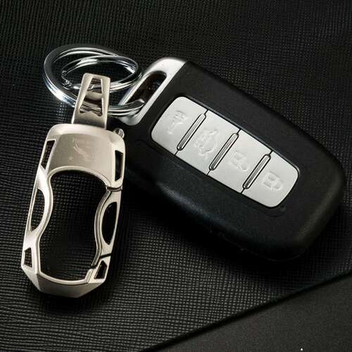 The shopkeeper recommends the Aoma0086 metal keychain for men, a minimalist car keychain with a waist clip, wholesale.