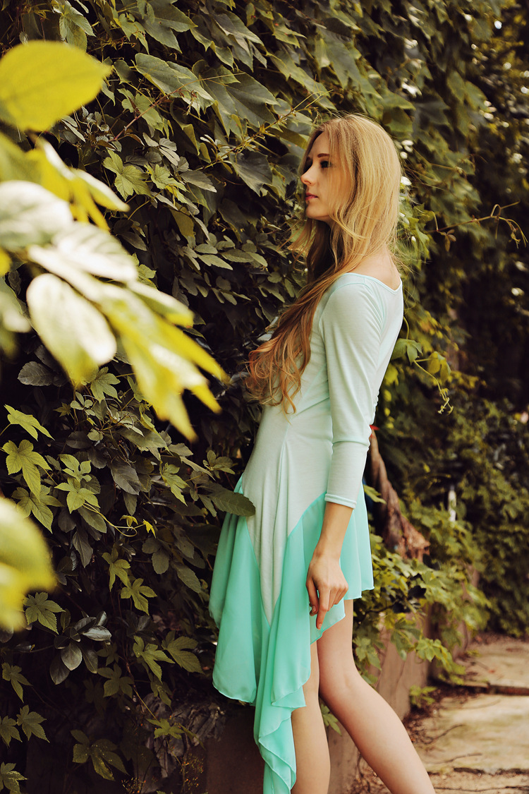 Chiffon Dress Fashionable Round Neck Asymmetrical Hem Side Tail Design Elegant Evening Wear Wholesale Available
