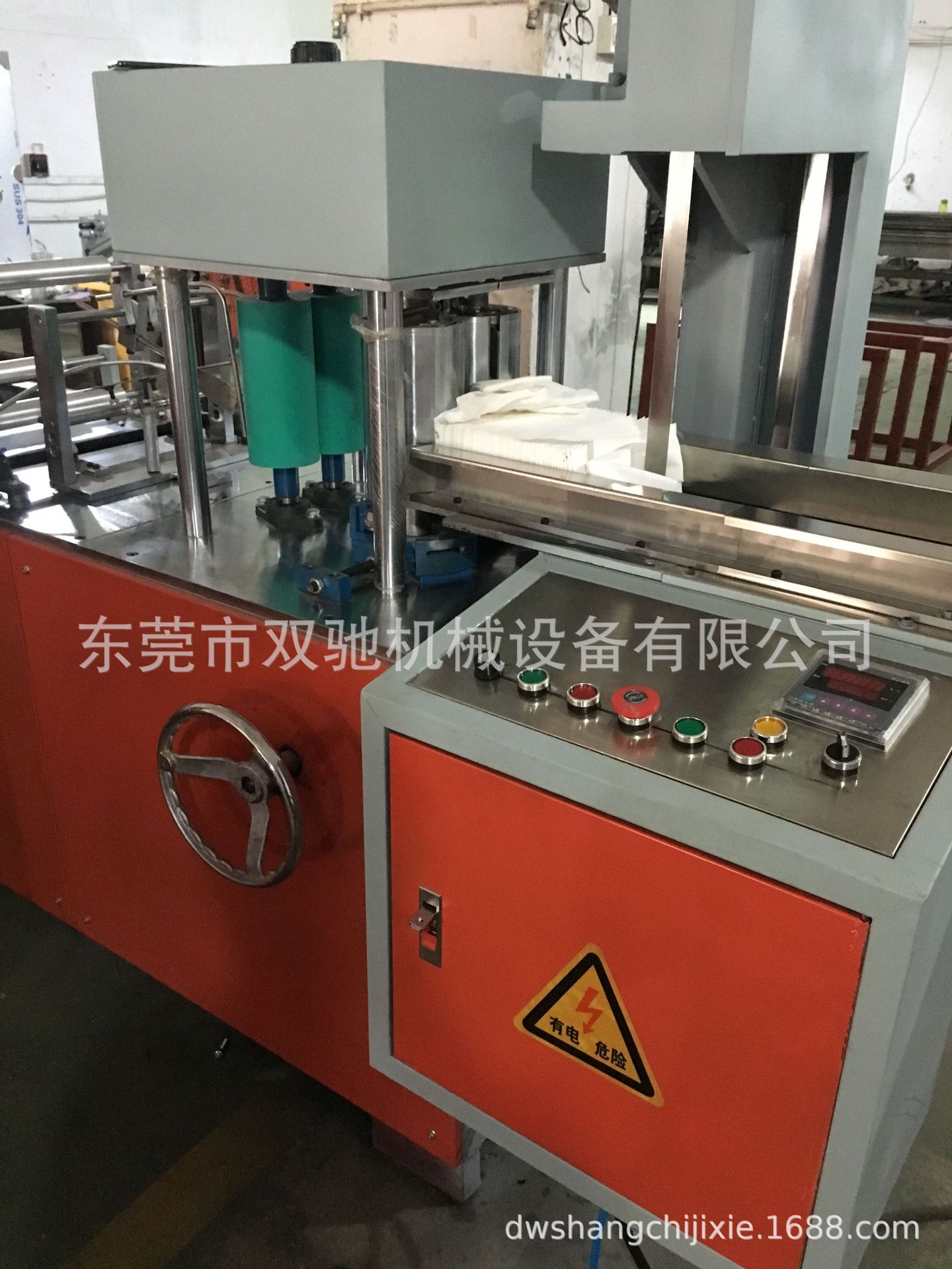 无纺布折叠机   湿巾折叠机    全自动一次性干巾折叠机