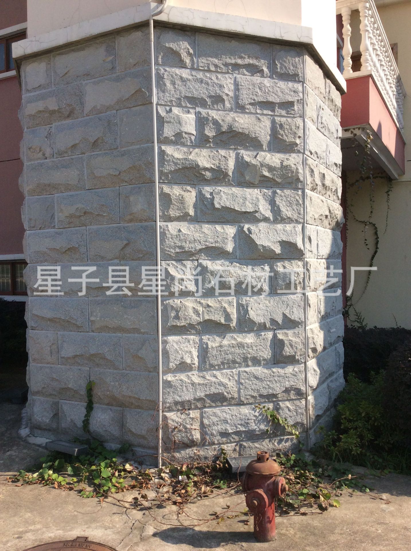 花岗岩芝麻白蘑菇石别墅外墙砖大理石芝麻灰手打面凹凸自然面石材-阿里巴巴
