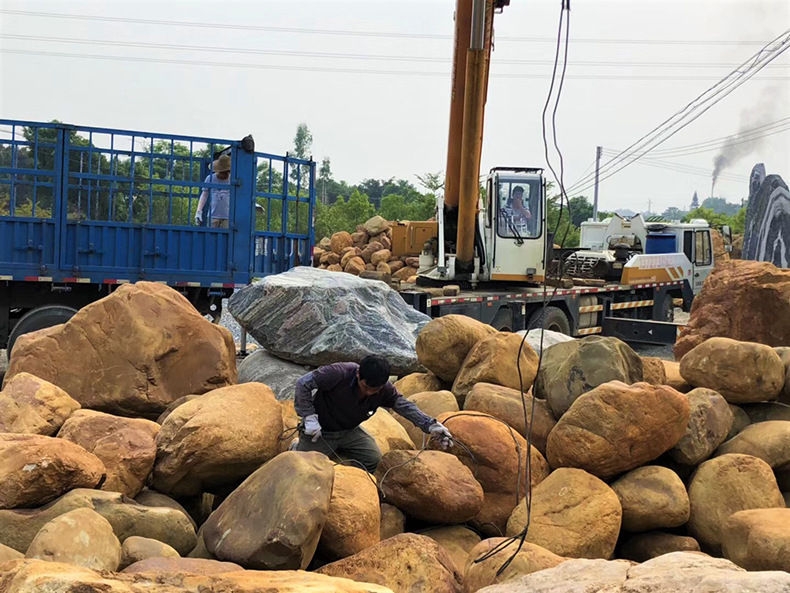 27黄蜡石装车