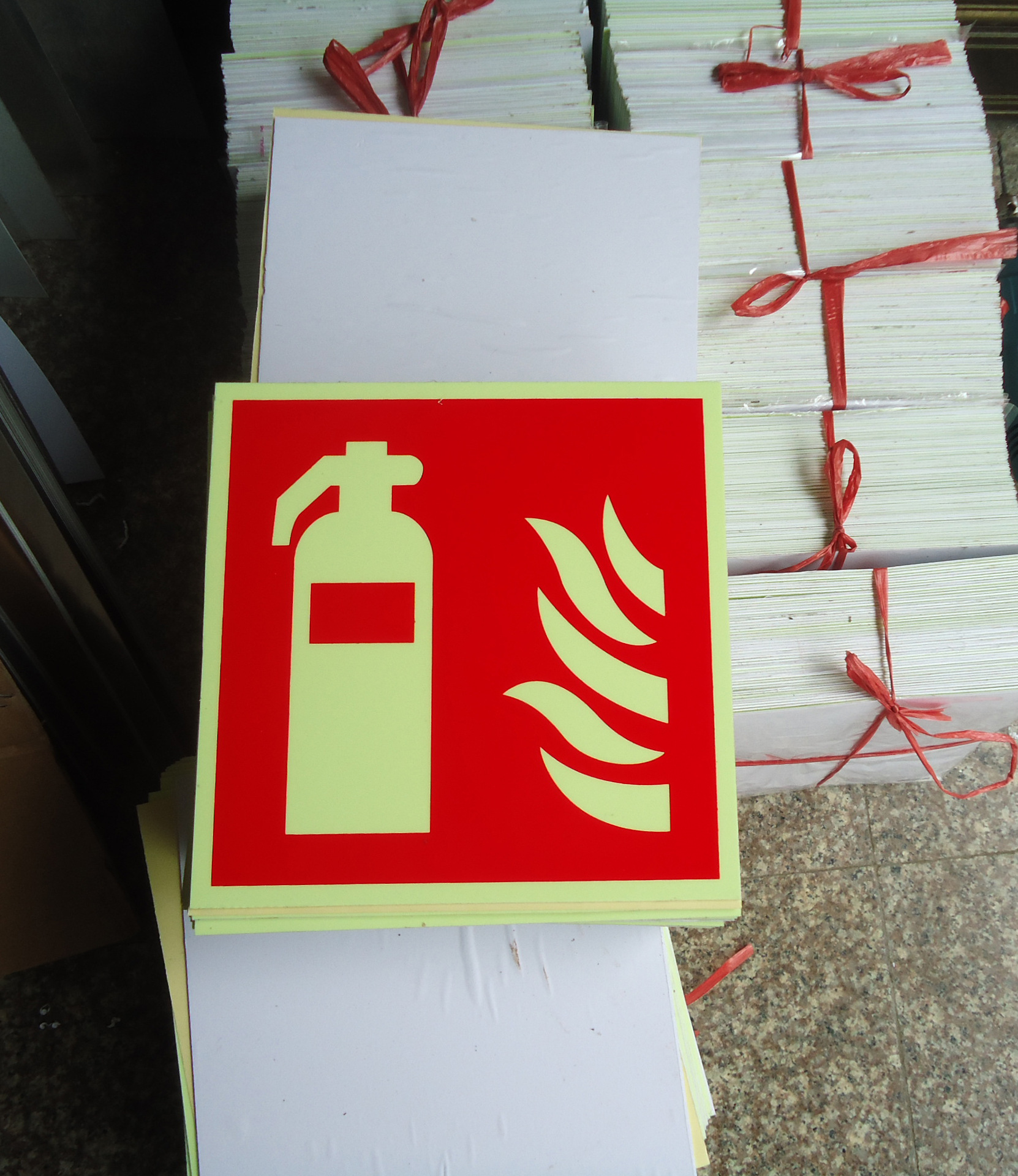 供应夜光安全标志牌 安全提示牌 消防标牌 夜光标牌价格优惠