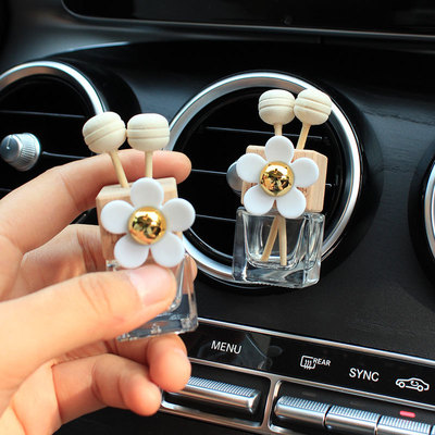 Car accessories, creative arts, car exhaust, perfume bottle, car air conditioner, air vent, aromatherapy and lasting fragrance.