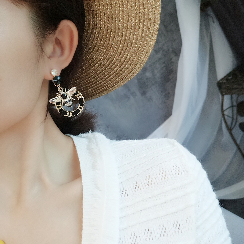 Korean Autumn And Winter Earrings Cute Bee Flash Drill Earrings Geometric Weave Winding Hand-made Earrings Wholesale Nihaojewelry display picture 4