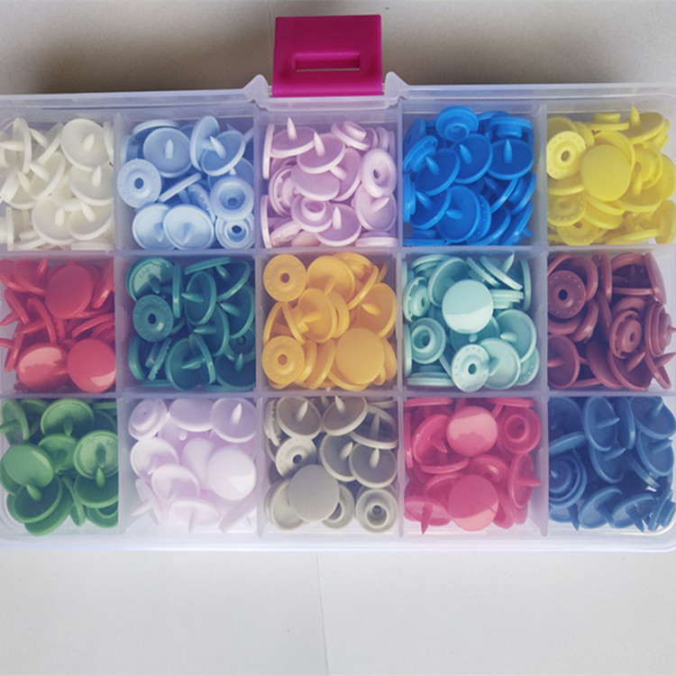 Fábrica transfronteriza resina Hualian hebilla de cuatro articulaciones T5 herramienta en caja de plástico hebilla de cuatro articulaciones botón caja de traje botón