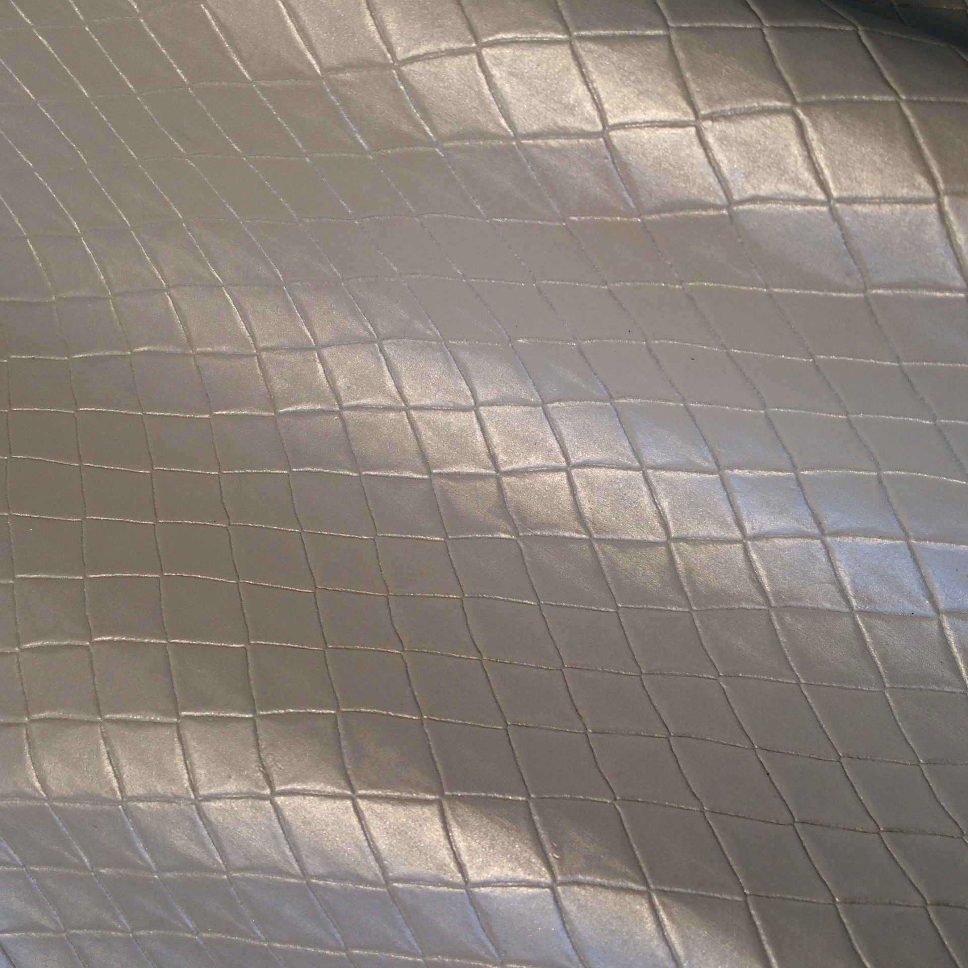 现货供应箱包包装饰品用0.6MMPVC珠光色水刺底菱形格子义乌人造革