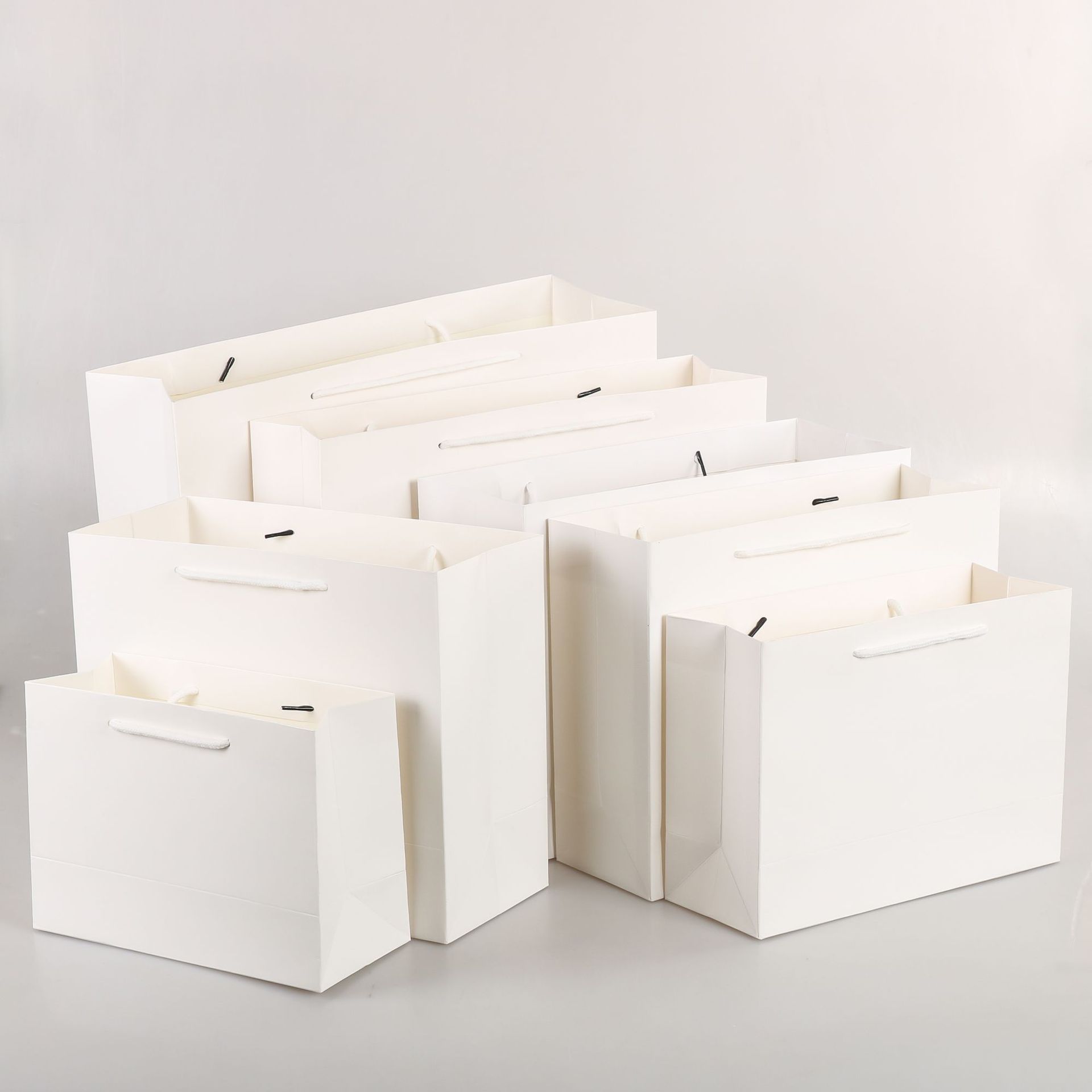 大量现货厂家直供加厚白卡纸袋定做可加印logo服装礼品袋手提袋