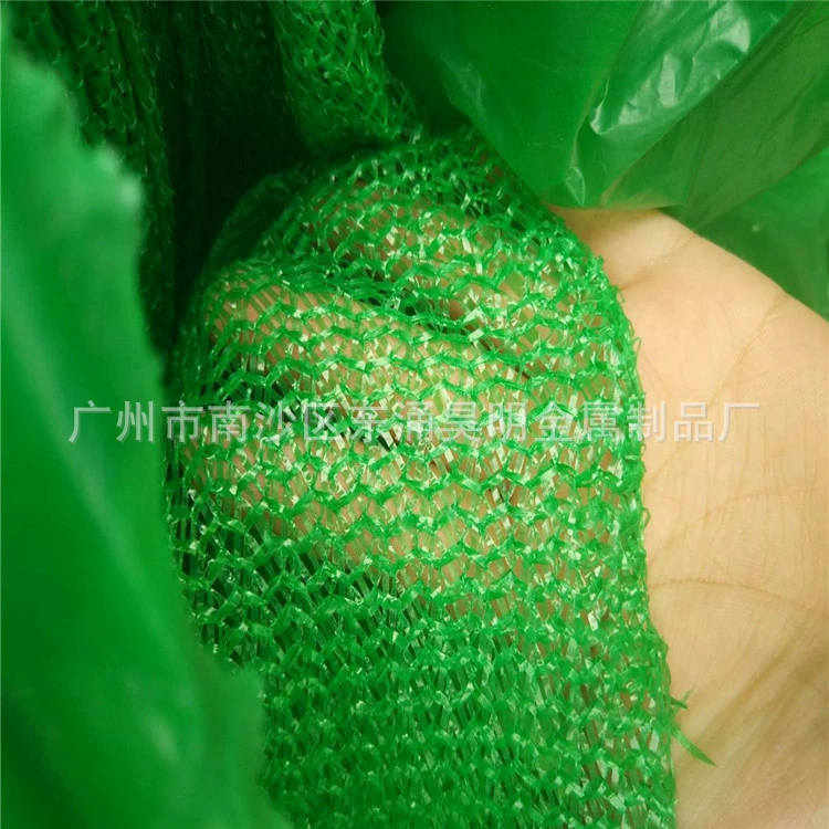 Зеленая зашифрованная зеленая зазорная сетка покрывает строительную площадку