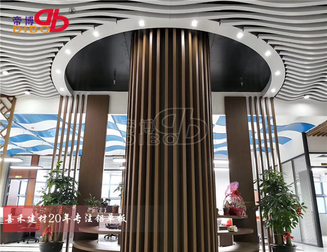 木纹铝方通弧形吊顶 铝板焊接弧形铝方通