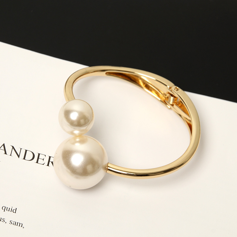 New Simple Style Single Layer Irregular Pearl Alloy Bracelet display picture 2