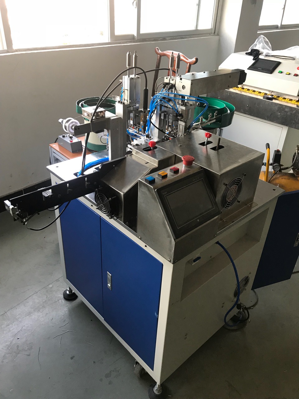 灯头座自动焊接机，灯头自动焊接机，灯座自动焊接机