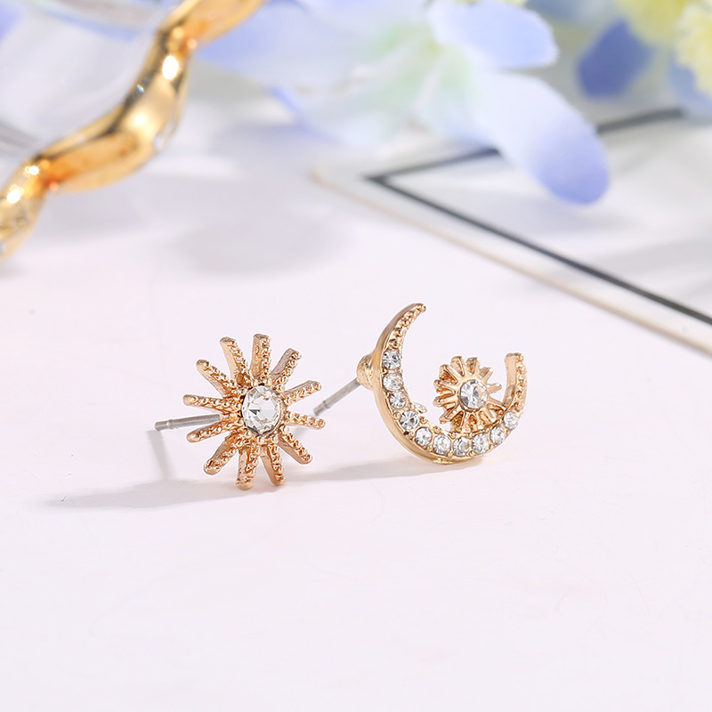 New Korean Star And Moon Earrings Cute Star Moon Diamond Asymmetric Earrings display picture 4