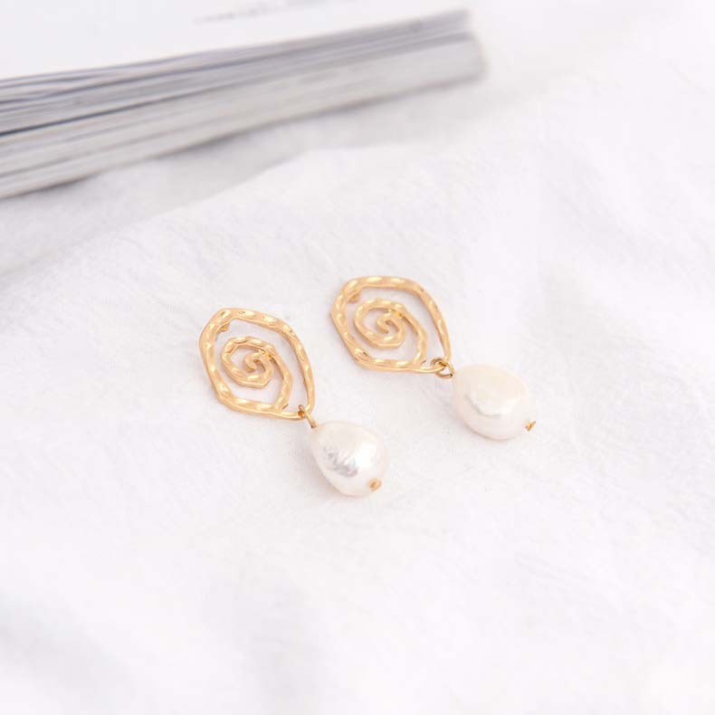 Korean Fashion Simple Pearl Earrings Retro Handmade Alloy Shell Earrings Geometric Irregular Earrings display picture 3