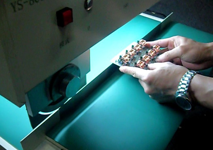 PCB走刀式分板机 贵州PCB切板机 北京PCB裁板机 河北电路板切板机-阿里巴巴