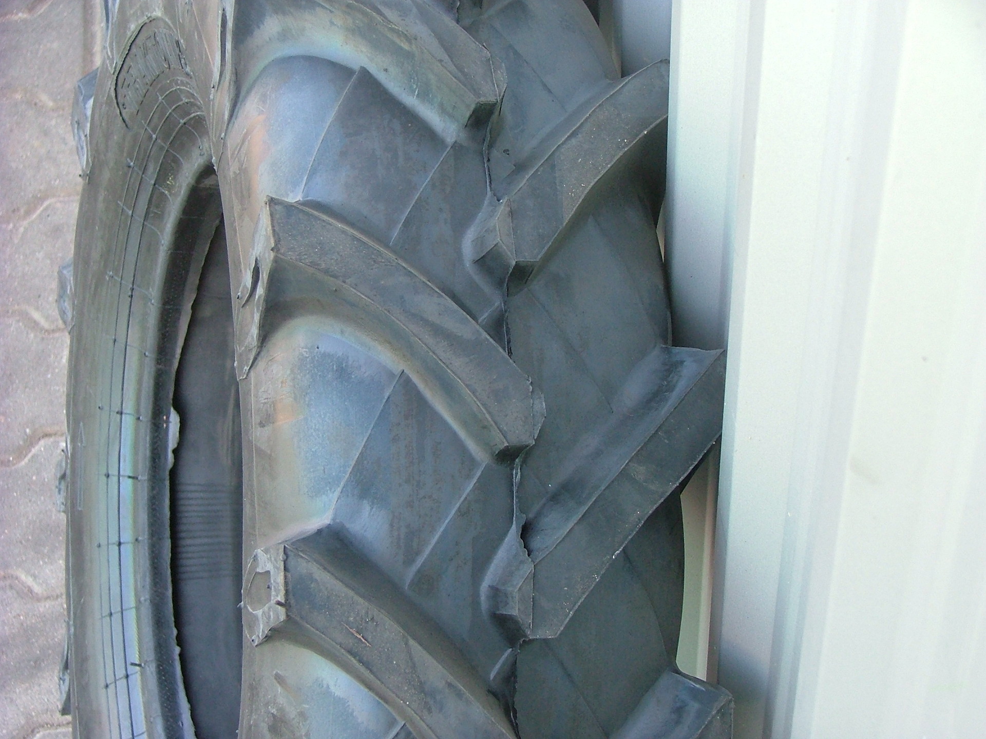 厂家直销供应8.25-16农用拖拉机轮胎R-1人字花纹